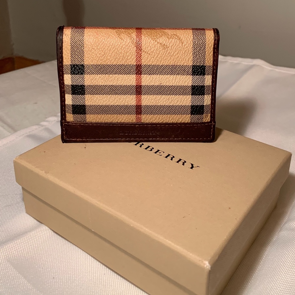 Burberry classic 'Nova Check' foldable card case. Very stylish and elegant gift!